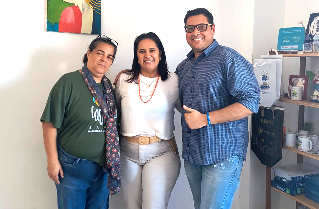 Iracema Ribeiro Secretária de Turismo de Prado e Márcia Pereira Direitora de Turismo ao lado de Igor Lago